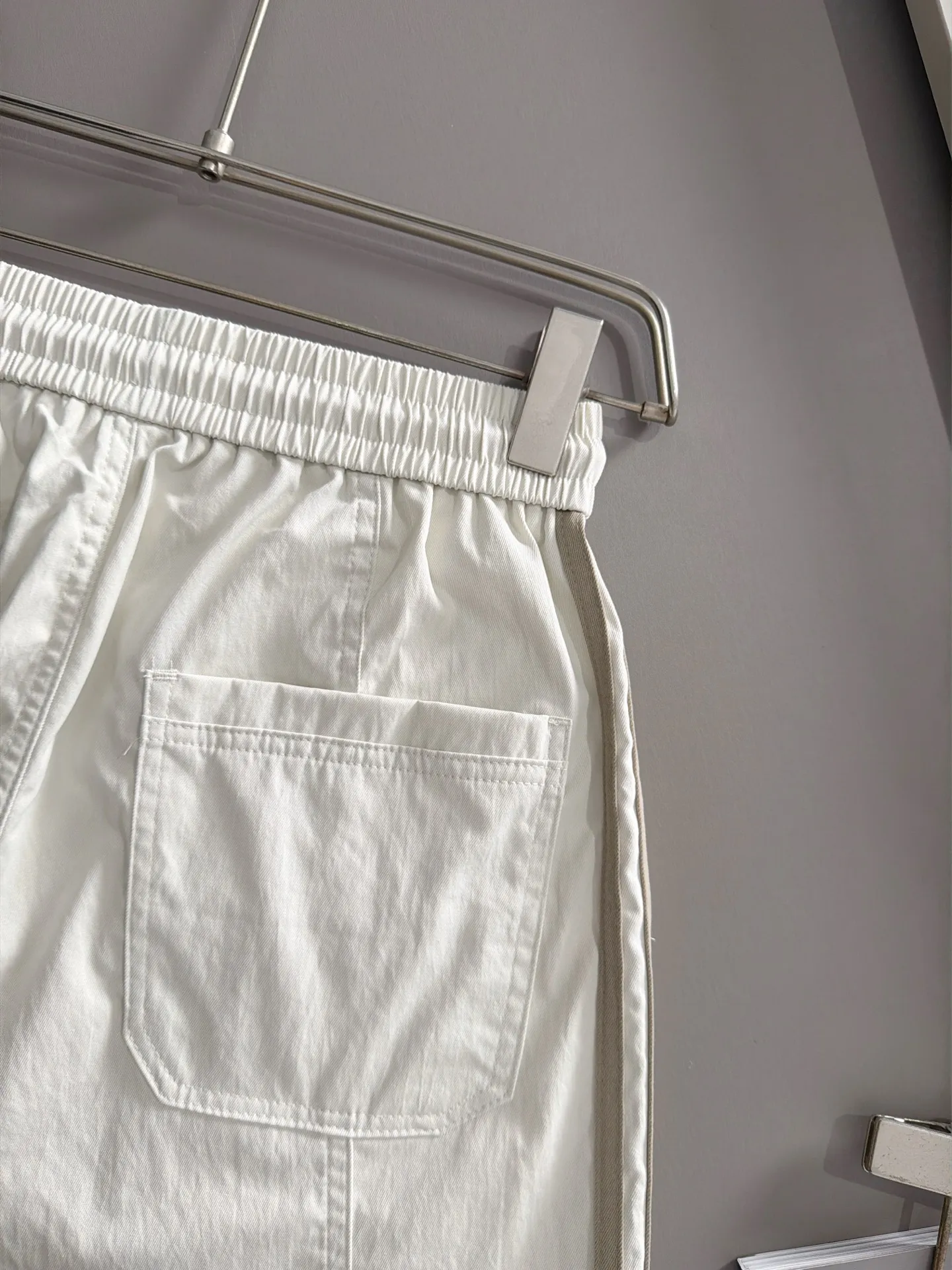LP 2036 Spring/Summer New Arrival elastic band casual shorts, counter-customized fabric Breathable, high comfort, impeccable details, brand element design concept, reflecting high quality. It feels delicate and soft! It presents a casual cut and the upper body shape is great! Sizes:S-2XL